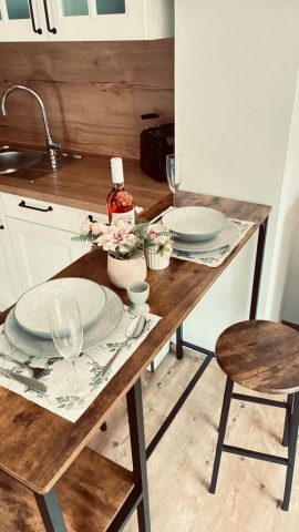 Bahnhofs-Apartment-Tisch Gedeckter Tisch für zwei Personen — Bahnhofs-Apartment, Ferienbahnhof Fichtental